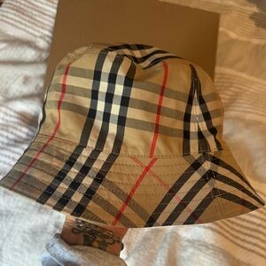 Burberry bucket hat kids. Size 8-12y